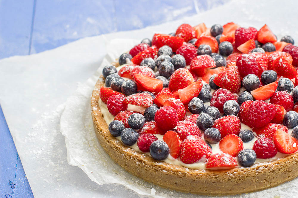 Zomertaart met rood fruit