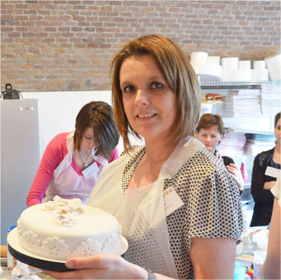 Carola-met-taart-bij-workshop