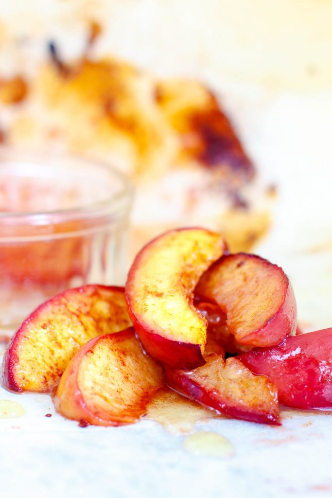 Gekarameliseerde nectarines van de grill Zoetrecepten