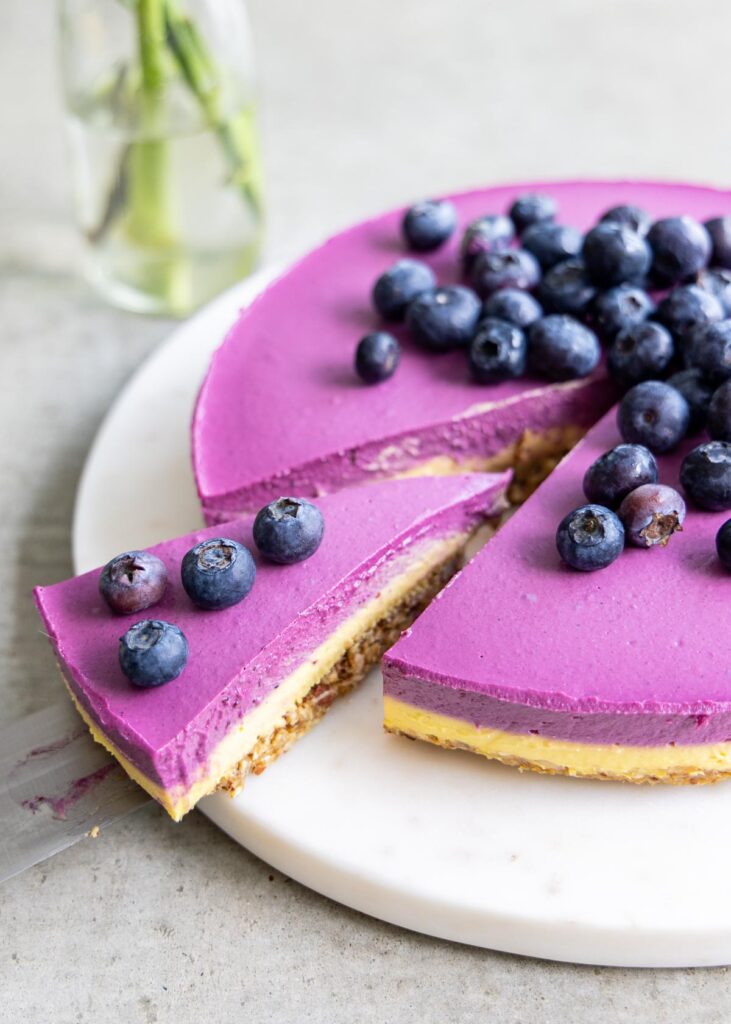 Vegan taart met blauwe bessen en mango