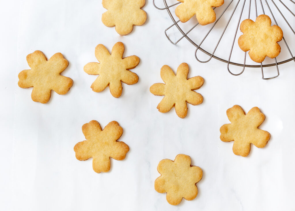 Suikerkoekjes bakken (vormvaste koekjes met glazuur)