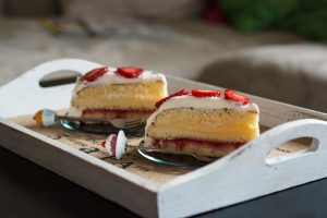 Laagjestaart met aardbeien en custard