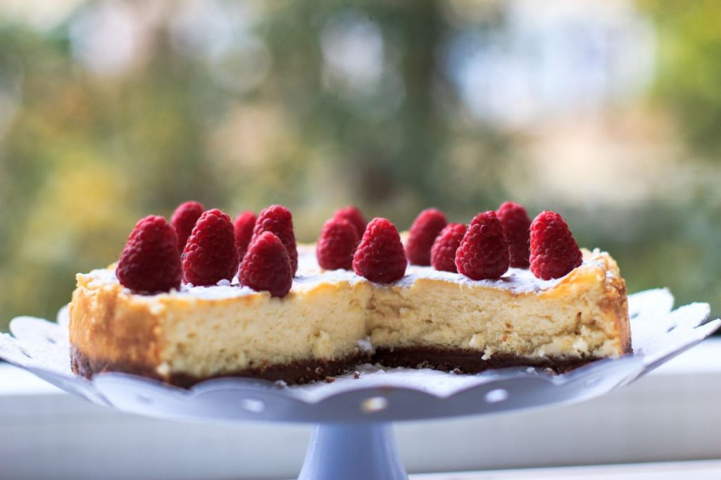 Witte chocolade cheesecake met frambozen en bastognekoekbodem