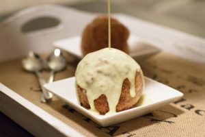Appelbollen met vanillesaus en pecannotenspijs