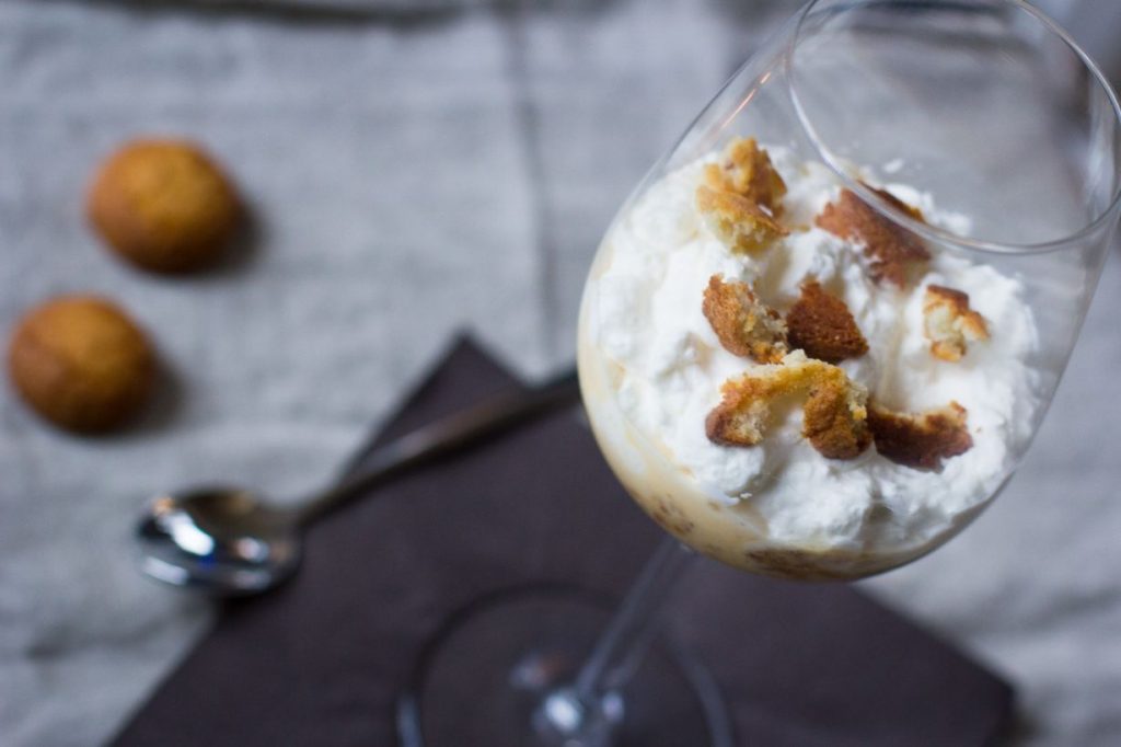 Amarettoparfait met bitterkoekjes