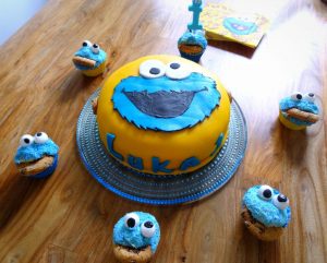 Kindertaarten met fondant en marsepein