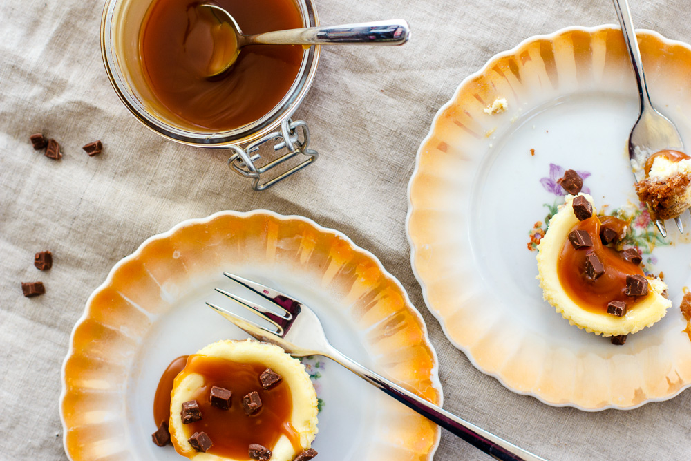 Mini cheesecakes met salted caramel en chocolate chips