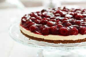 Simpele monchoutaart met kersen