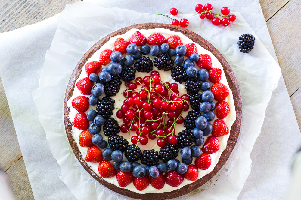 Browniepizza met rood fruit