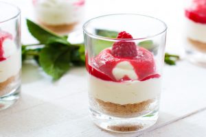 Monchou toetje met frambozensaus