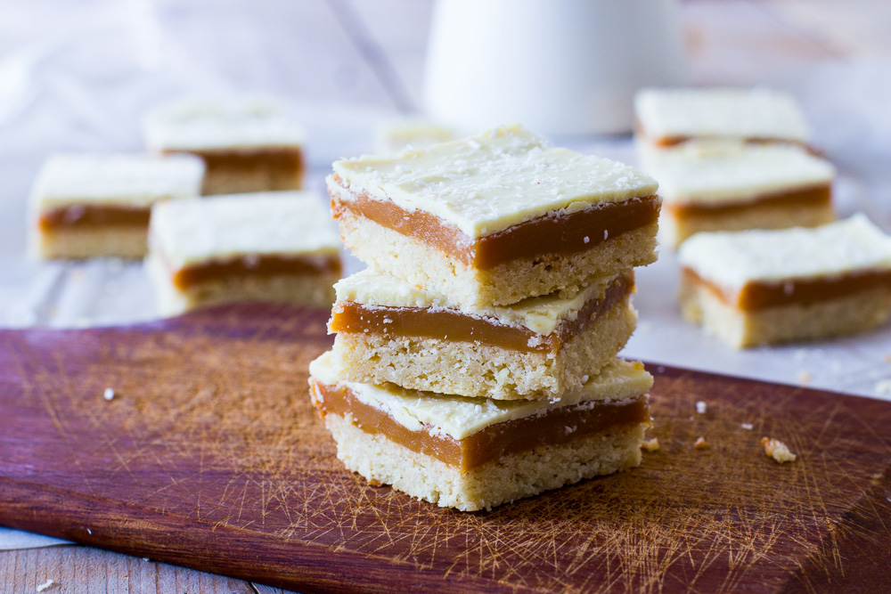 Kokos karamel shortbread met witte chocolade