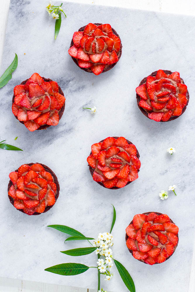Chocolade tartelettes met aardbeien roosjes
