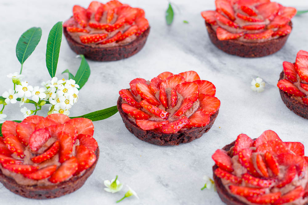 Chocolade tartelettes met aardbeienroosjes