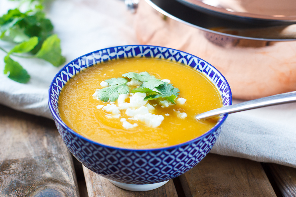 Vegetarische pompoensoep met zoete aardappel