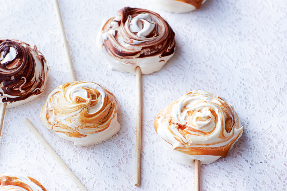 Chocolade en karamel meringuepops
