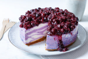 Horizontale zebra cheesecake met blauwe bessen
