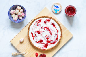 Knapperige ontbijttaart met frambozenswirl