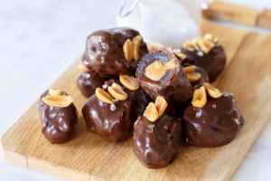 Dadels met pindakaas en chocolade