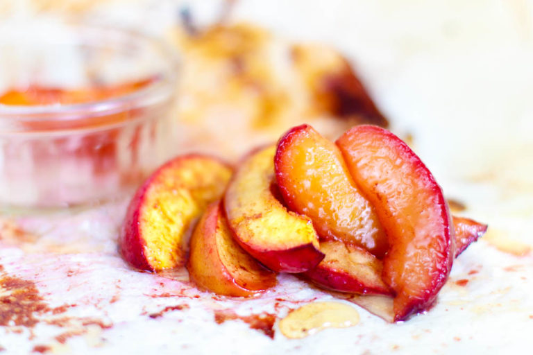 Gekarameliseerde nectarines van de grill Zoetrecepten