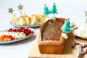 Feestelijke chocolade fondue in cake