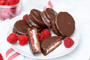 Sandwich cookies met framboos-kokosvulling