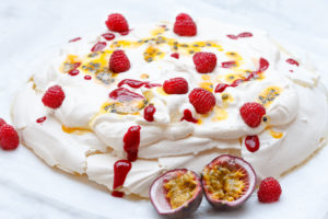 Pavlova met frambozen en passievruchten