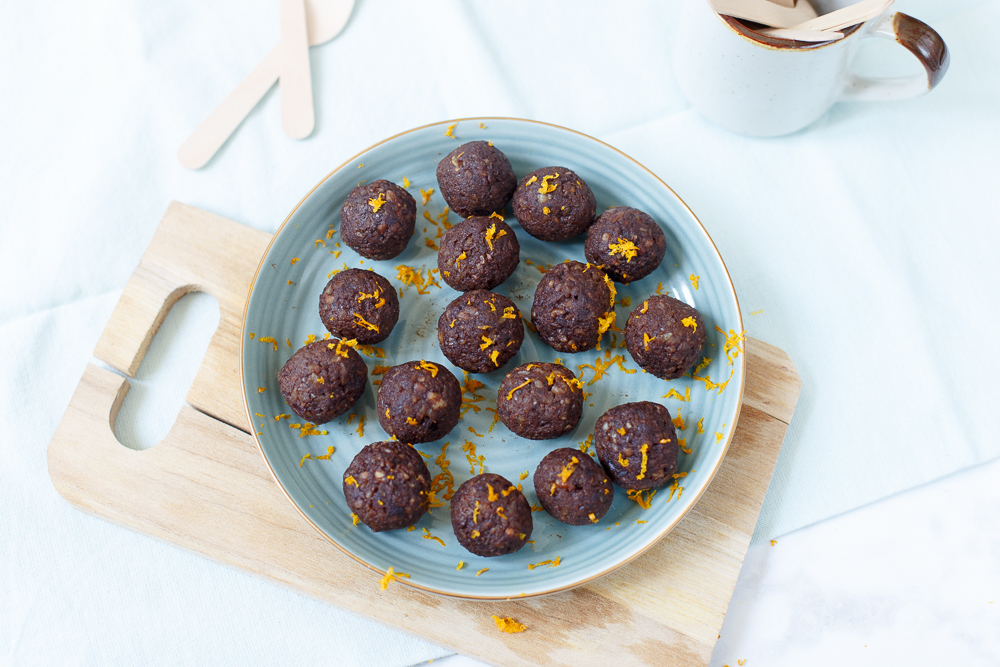 Chocolade dadelballetjes met walnoten en sinaasappel