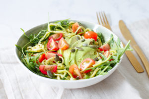 Snelle pesto courgetti salade