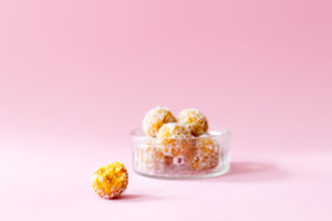 Abrikoos-kokos bliss balls