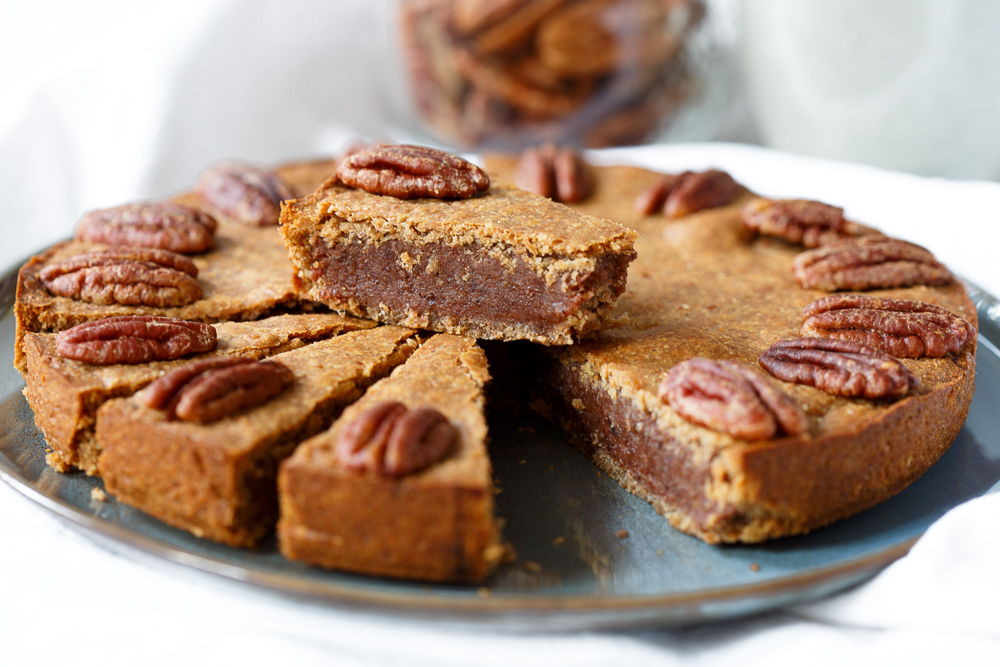 Speculaasjes zijn denk ik wel de meest gegeten koekjes hier in huis. Een lekker koekje met een beetje pittig smaakje door de kruiden en niet al te duur. Vroeger als kind heb ik ze ook al heel vaak mogen eten. Lekker bij de thee en heel soms zelfs op een boterham! Lekker in je drankje dopen en dan smullen maar.