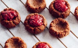 Koolhydraatarme amandelkoekjes met frambozenjam