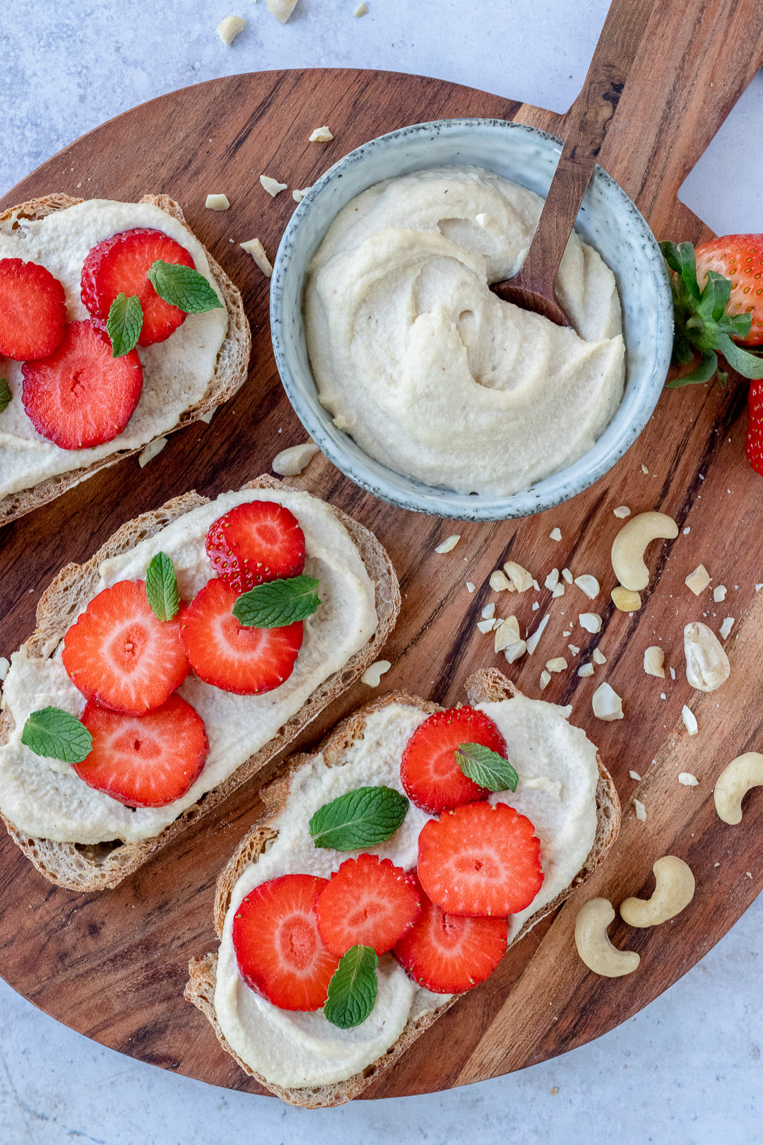 toast met cashewroom en aardbeien - makkelijke paasbrunch recepten