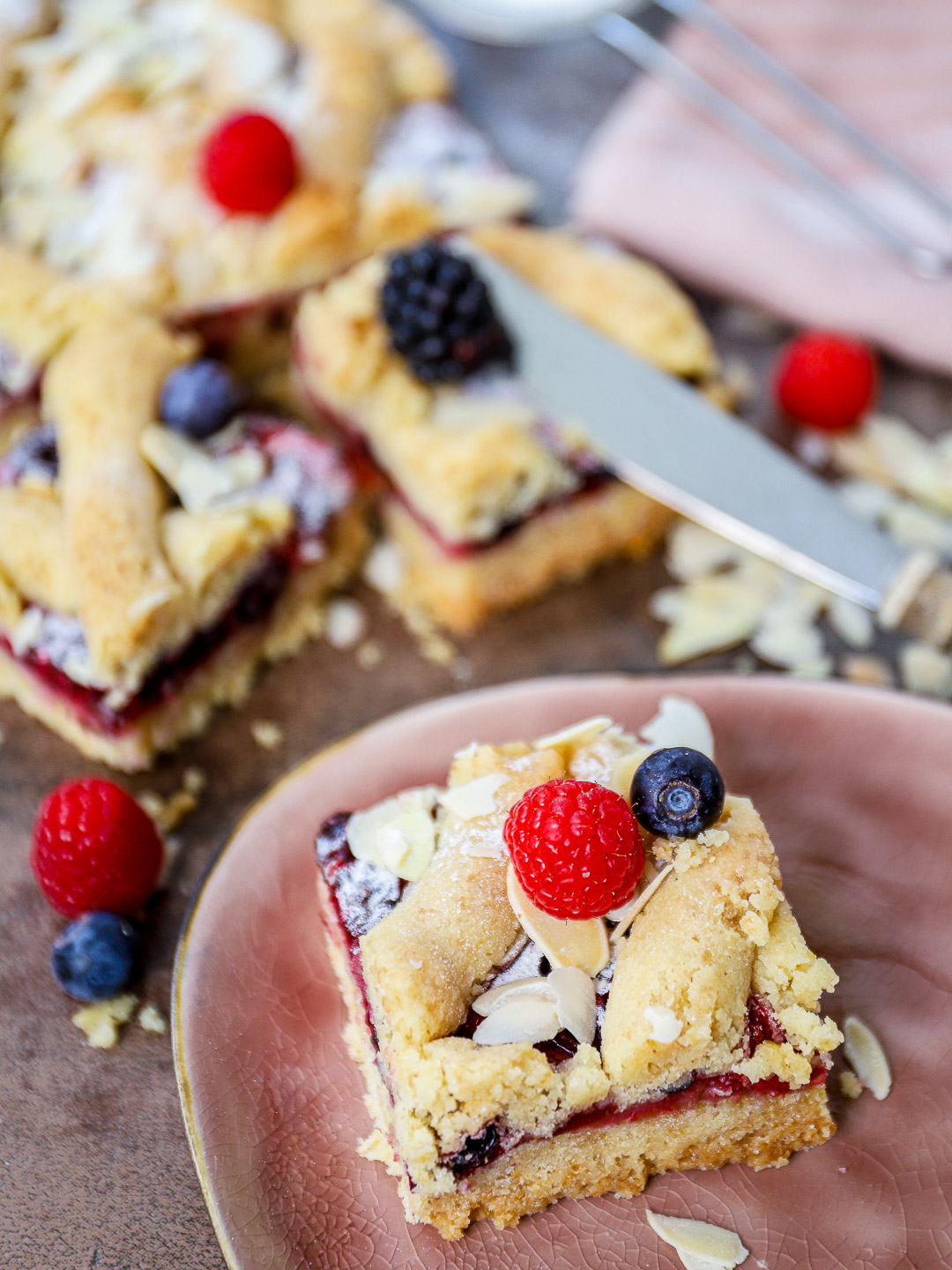 vegan plaatkoek met rood fruit - zoete paasbrunch recepten