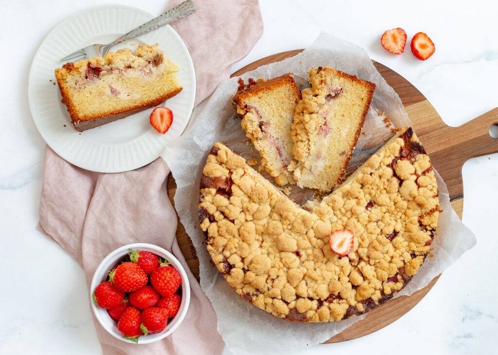 Rabarber aardbeientaart met crumble