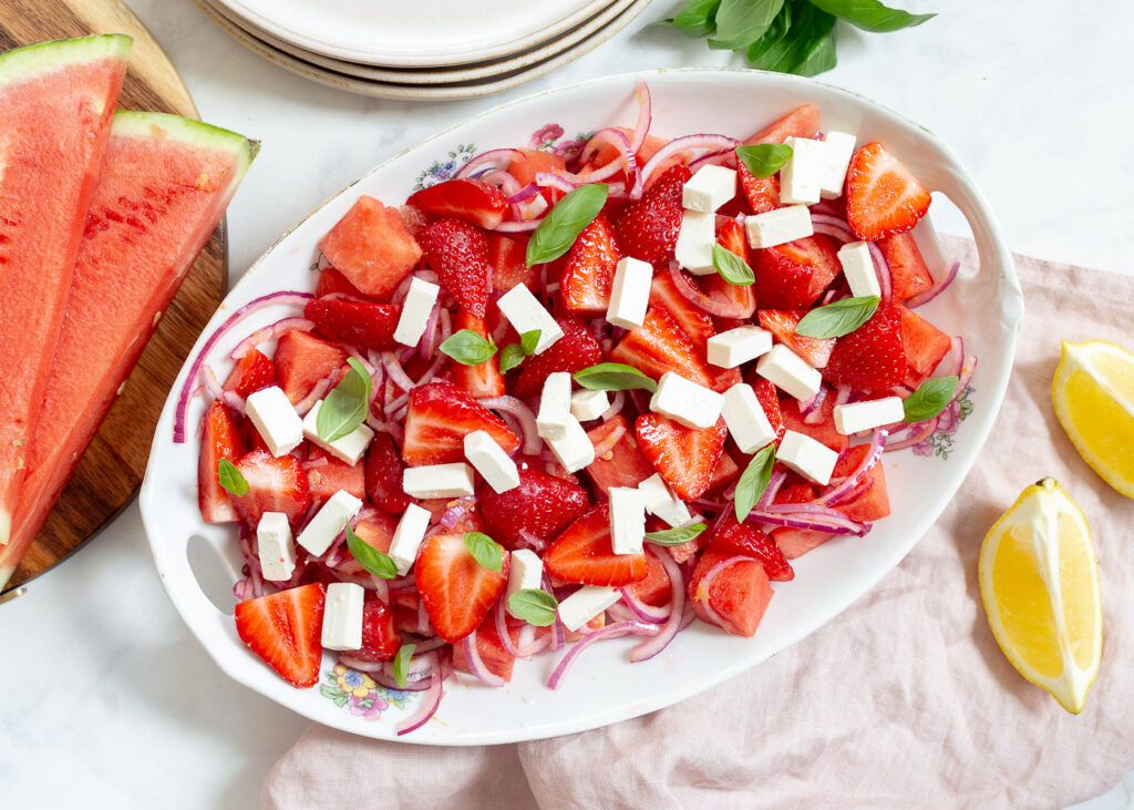 Watermeloensalade met aardbeien