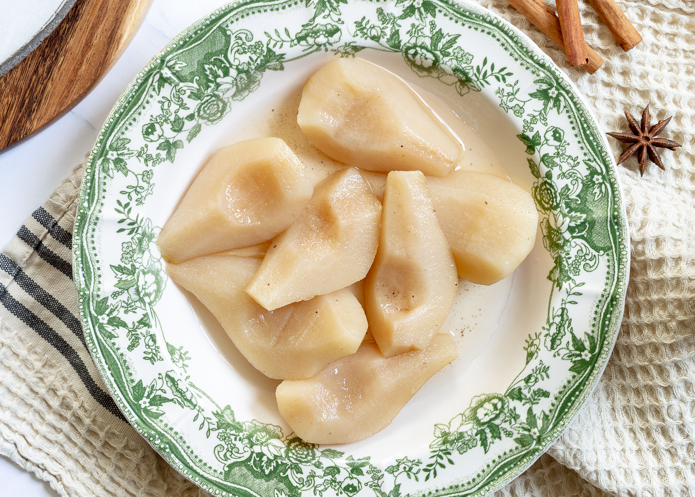 Stoofperen koken met suiker en kaneel