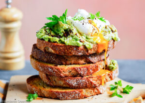 Broodje avocado met gepocheerd ei