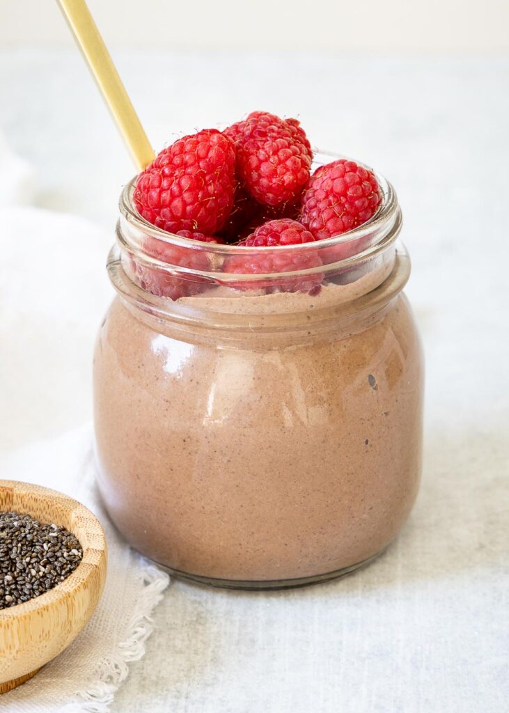 Chia pudding met chocolade cacaopoeder frambozen
