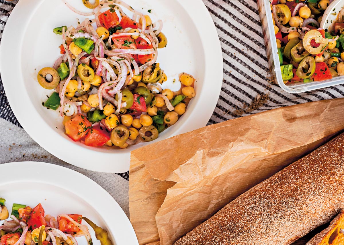 Spaanse kikkererwten salade met tomaat en olijven