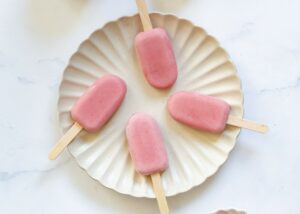 Gezonde yoghurt ijsjes met frambozen