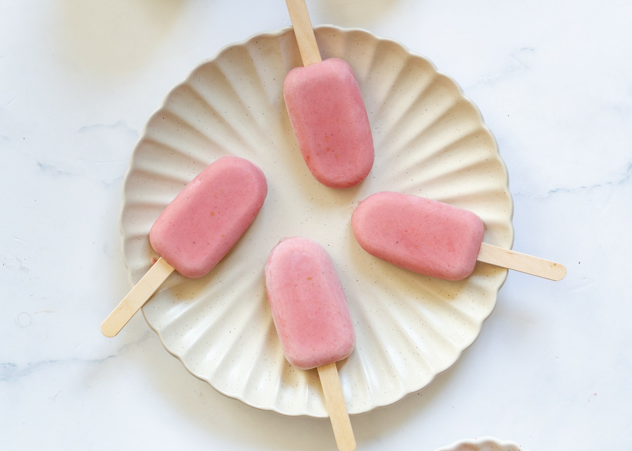 Gezonde yoghurt ijsjes met frambozen