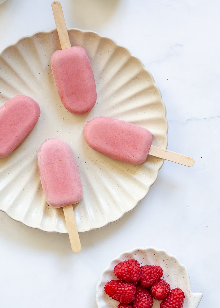 Yoghurt ijsjes met frambozen maken