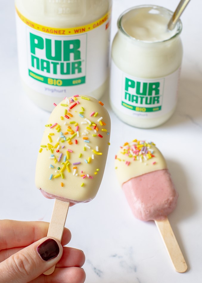 Frambozen ijsjes met witte chocolade en sprinkles
