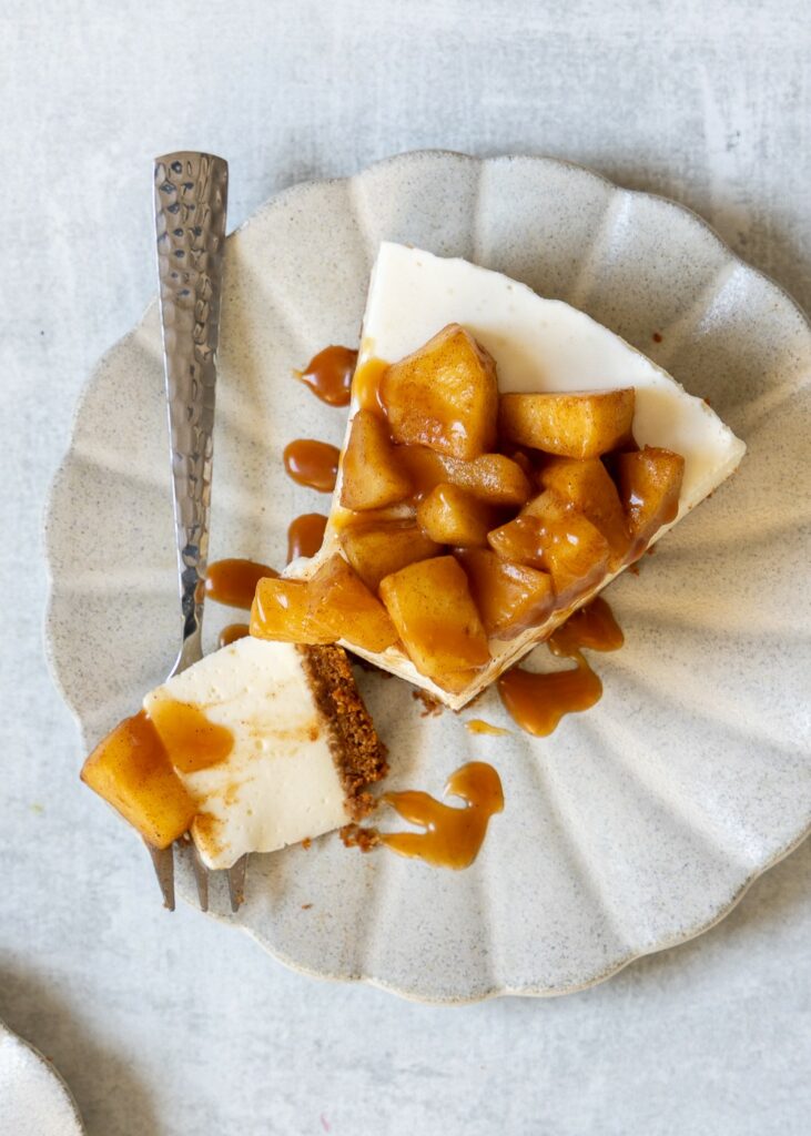 Yoghurt taart met gerkarameliseerde appel en karamel