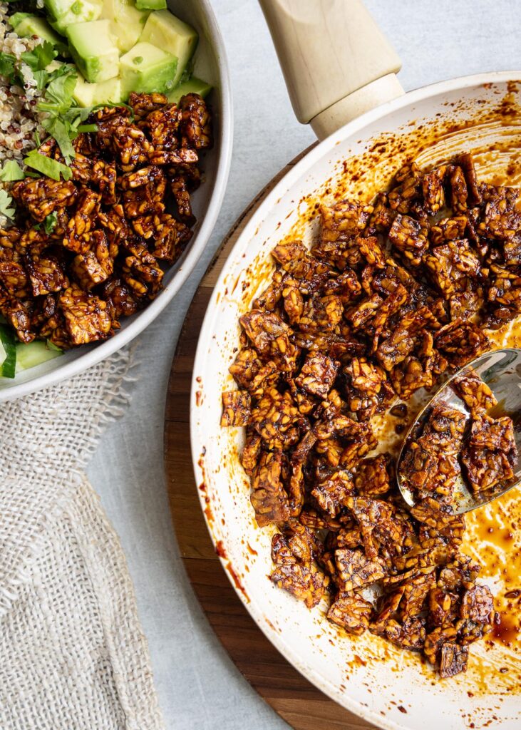 Knapperige tempeh in een sticky marinade