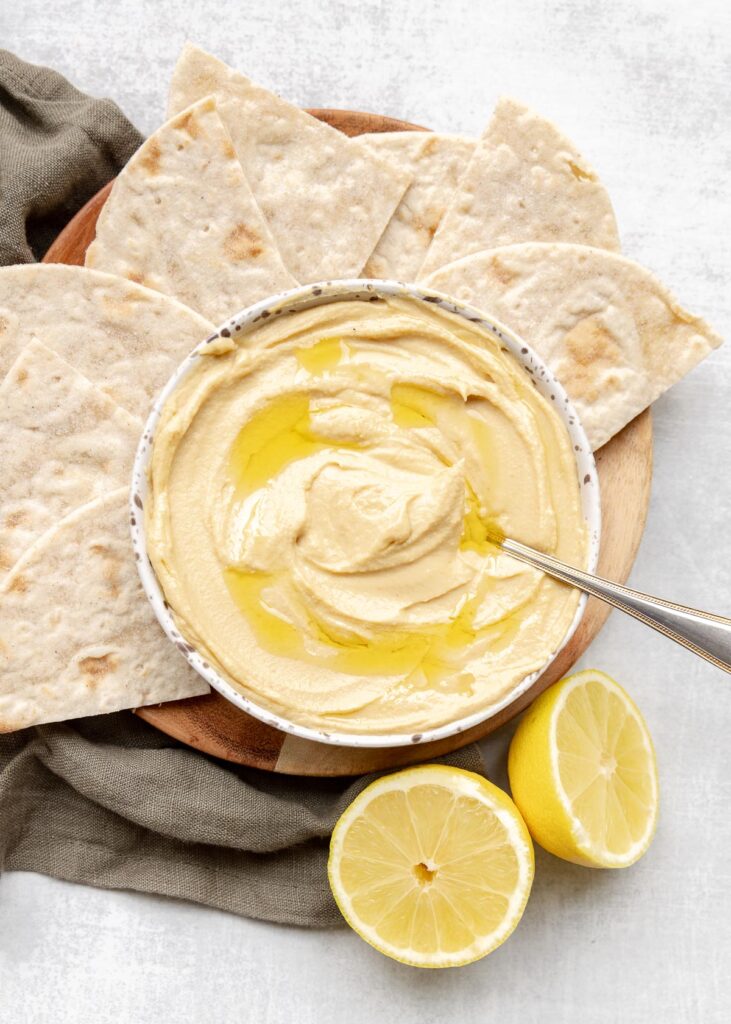 Bordje met flatbread en hummus